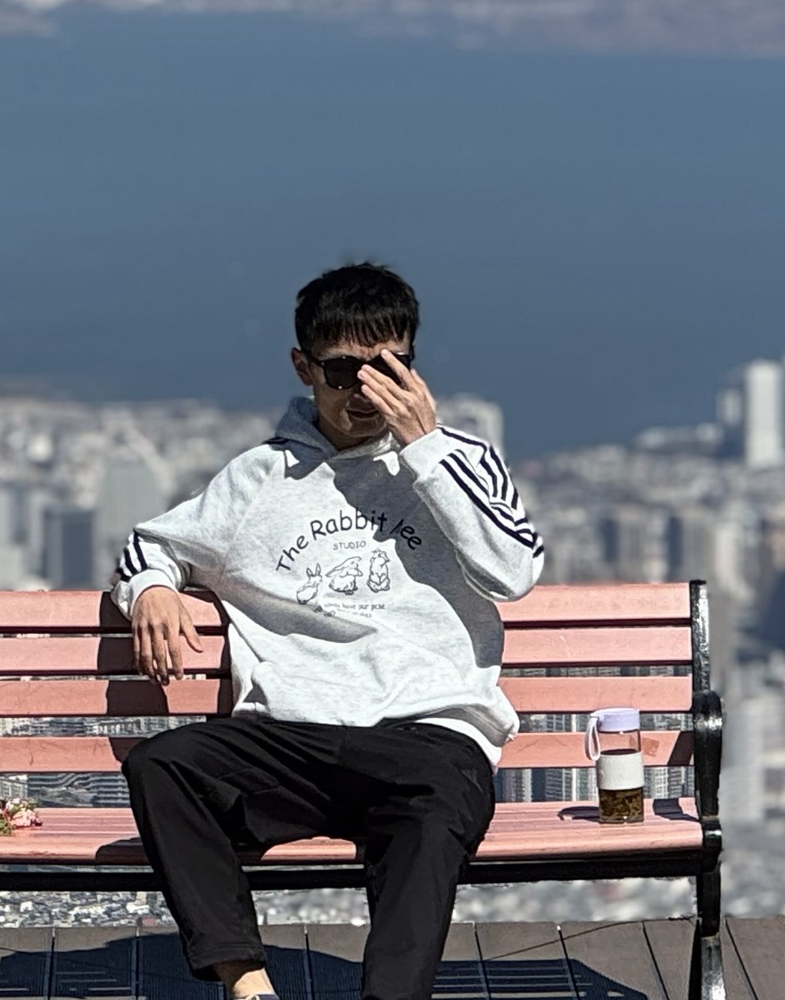 段欣然戴墨镜的户外头像